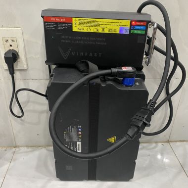 Sạc 1000W Evo Grand Feliz 2025 VeroX và pin phụ 2.4k Xe Vinfast