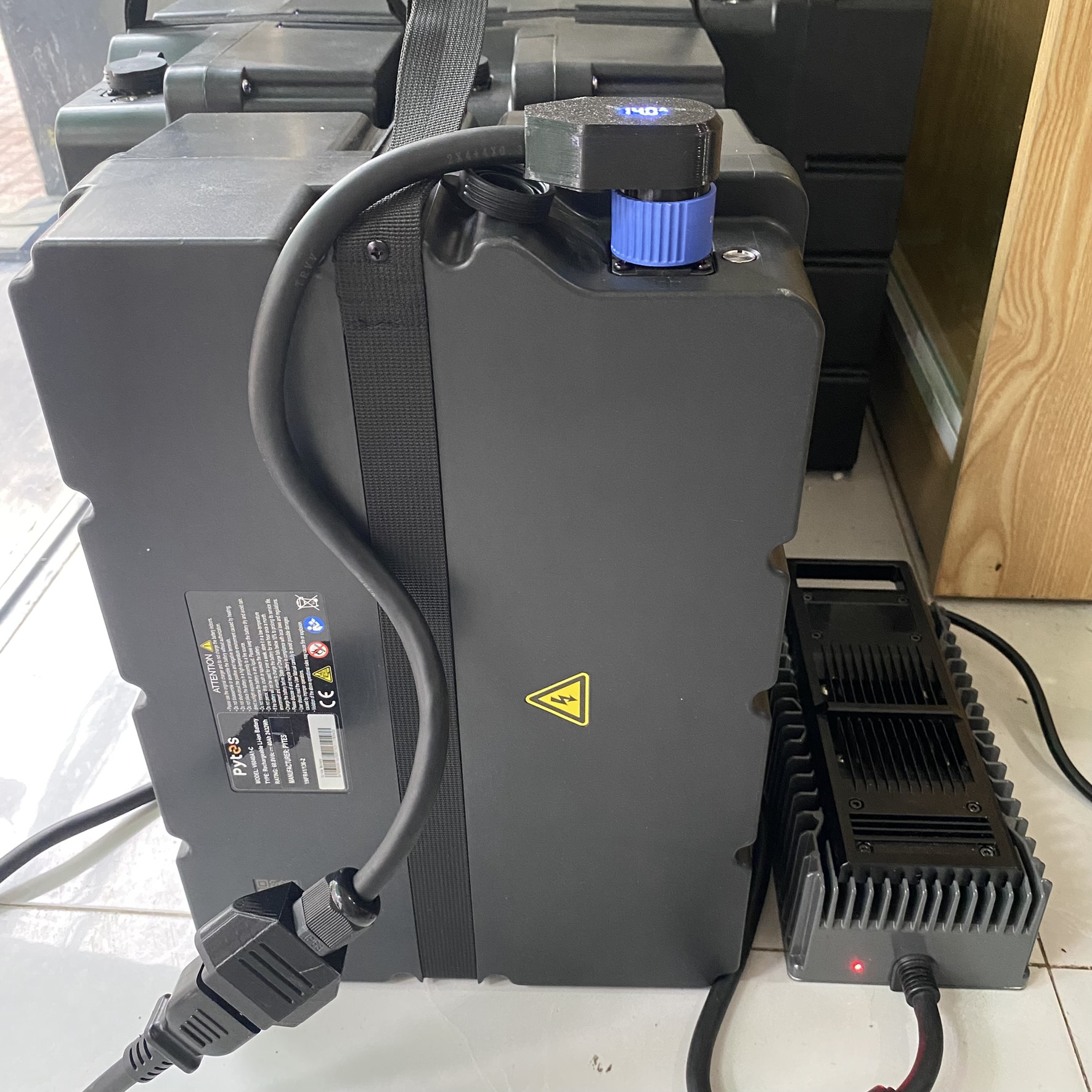 Sạc Vinfast 1000W 2025 mới 100% nguy&ecirc;n hộp