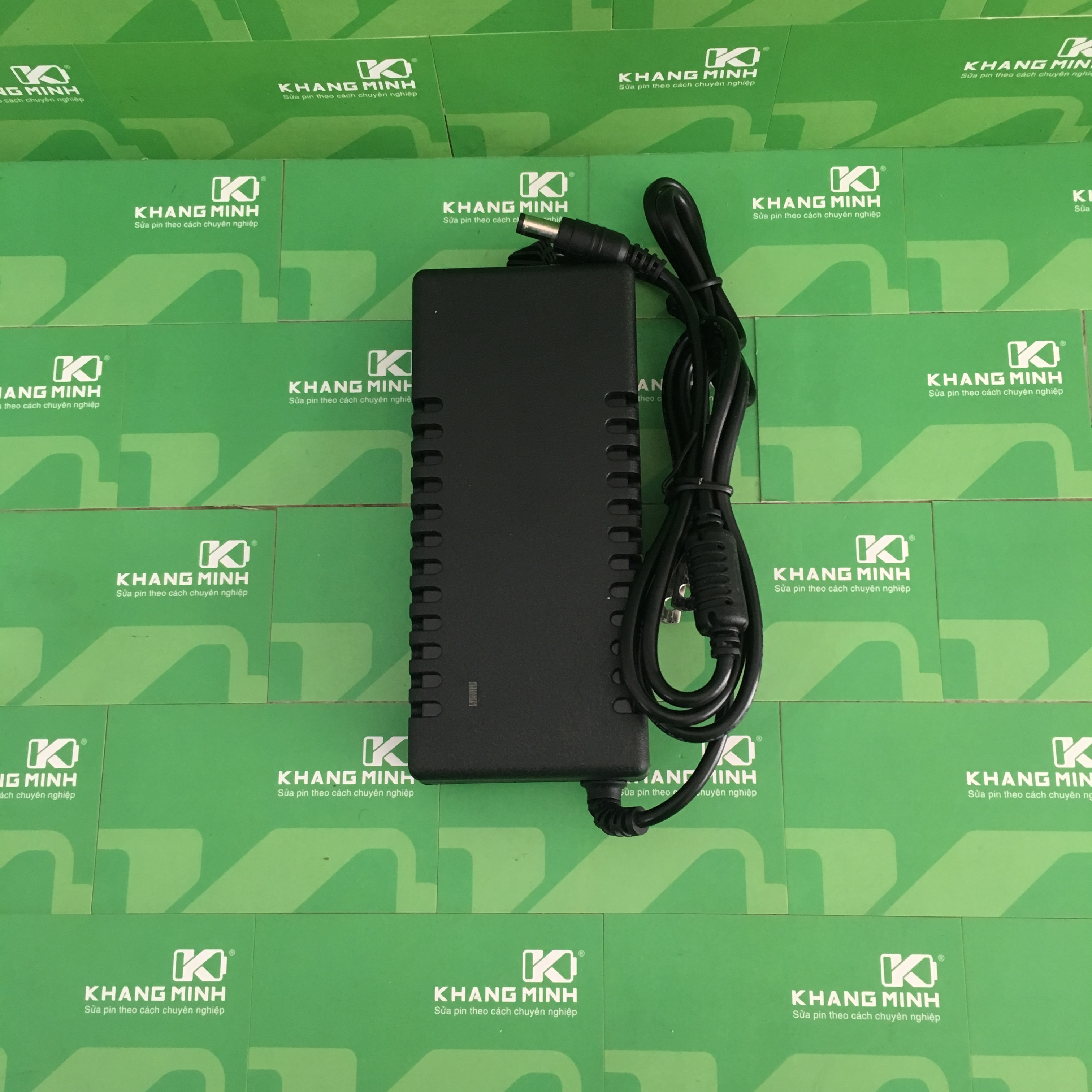 Sạc pin 21V 2A mẫu lớn có đèn báo đầy dùng cho pin 5S 18V
