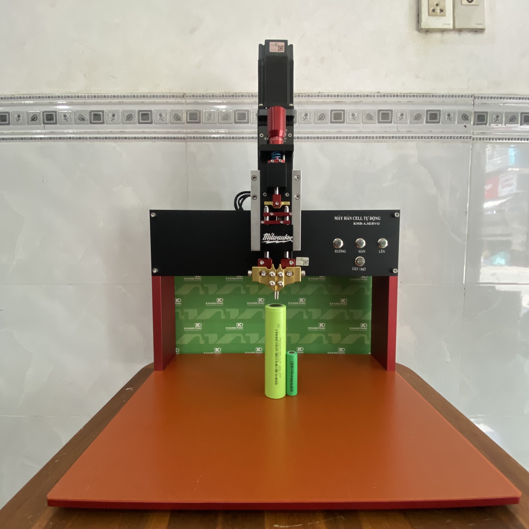 Trụ hàn cell pin tự động EZI Servo 56L Pro cho pin 32140