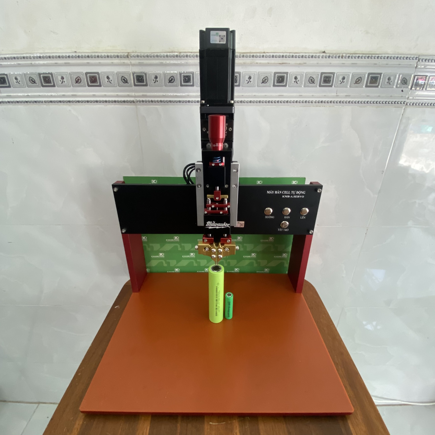 Trụ hàn cell pin tự động EZI Servo 56L Pro cho pin 32140